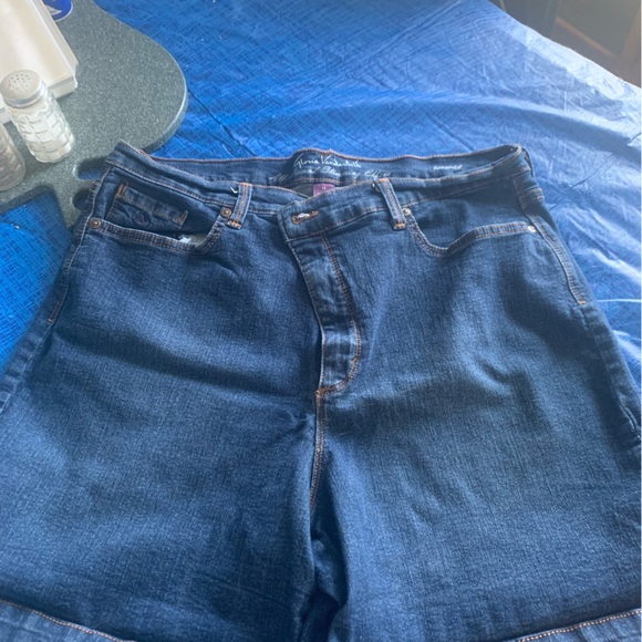 Women’s Bermuda shorts - Picture 1 of 2